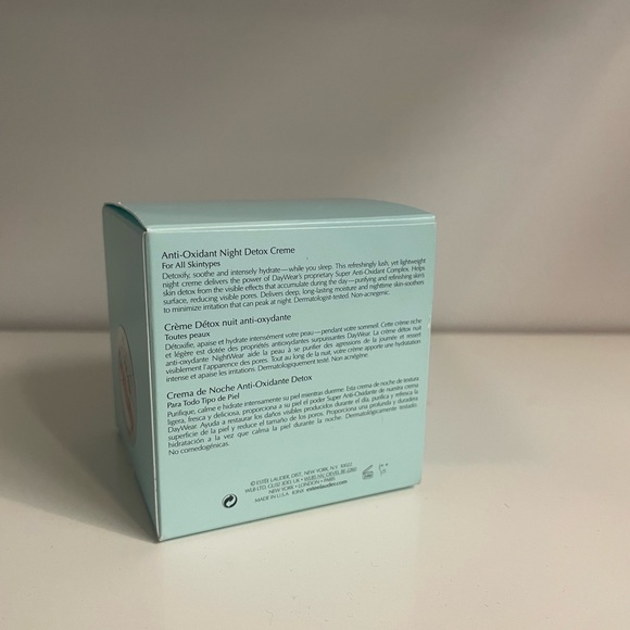 NightWear Plus Moisturizer
Night Detox Creme - Picture 2 of 2